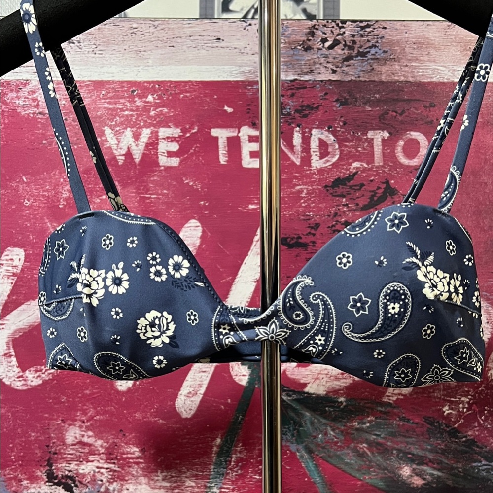 AMERICAN EAGLE Floral/Bandana bikini top